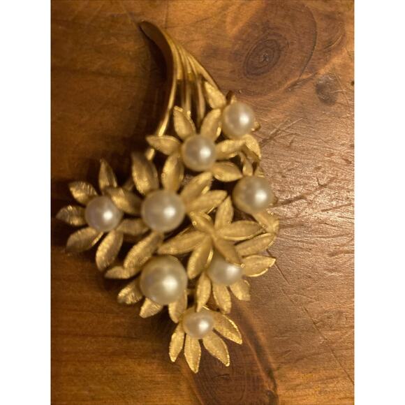 Vintage Trifari Gold Tone Pearl Brooch Pin free shipping - Picture 2 of 5